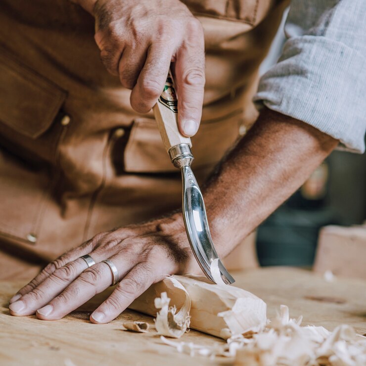 Foto le mani del carpentiere usano il chiesel