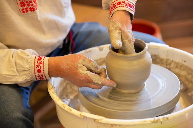 Le mani del maestro fanno un vaso di creta