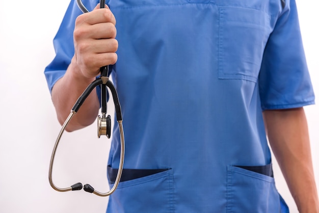 Le mani del medico con lo stetoscopio si chiudono. Operaio medico che offre aiuto