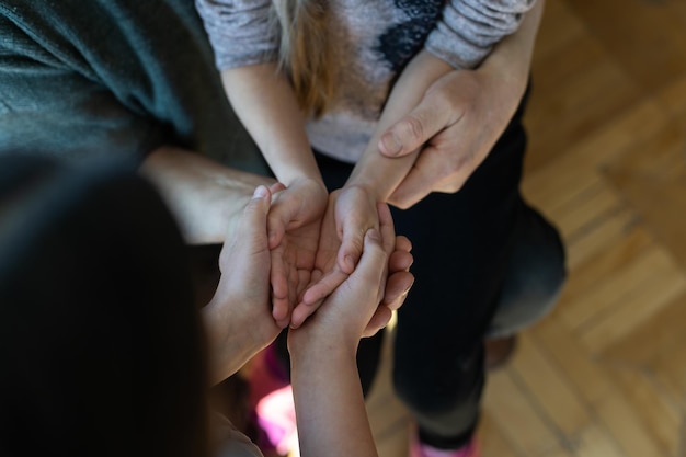 Le mani del vecchio e la mano di un bambino.