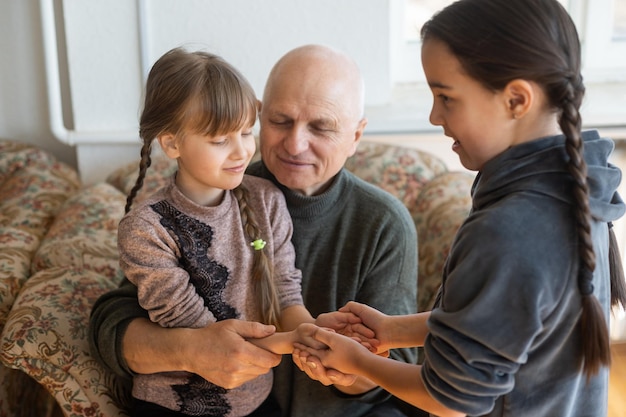 Le mani del vecchio e la mano di un bambino.