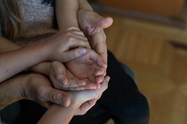 Le mani del vecchio e la mano di un bambino.