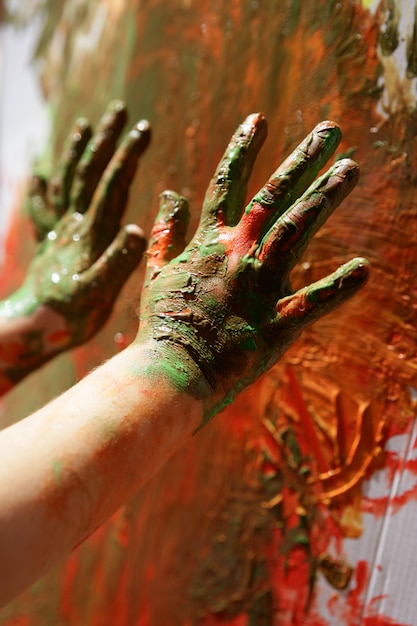 Le mani dell&#39;artista dei bambini che dipingono variopinto