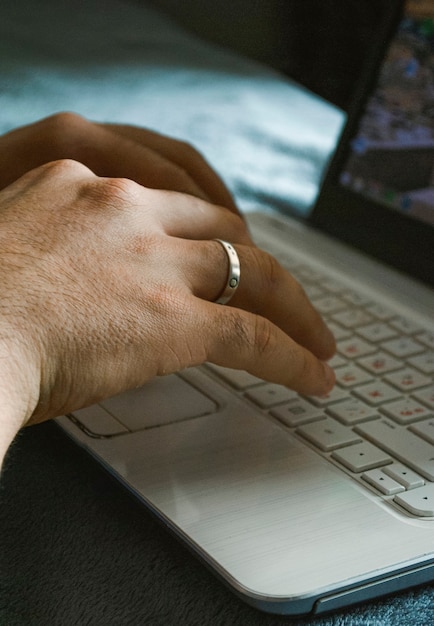 Le mani dell'uomo si chiudono lavorando su un laptop