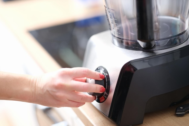 Le mani della donna cambiano le marce sul mixer in cucina