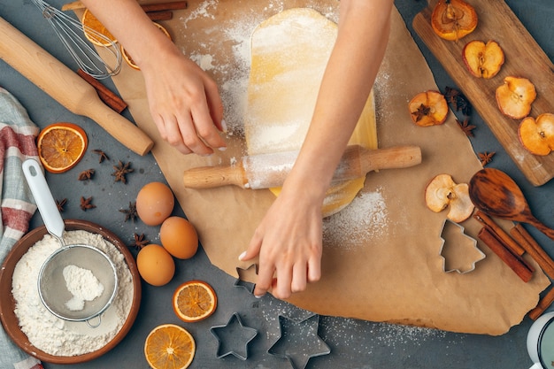 Le mani della donna che preparano la pasta per i biscotti si chiudono su