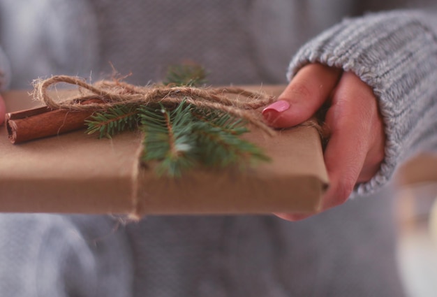 Le mani della donna che tengono il contenitore di regalo di natale Natale