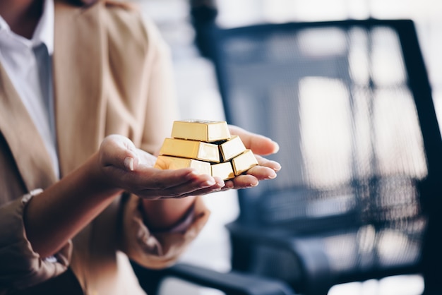 Le mani della donna che tengono le verghe d'oro