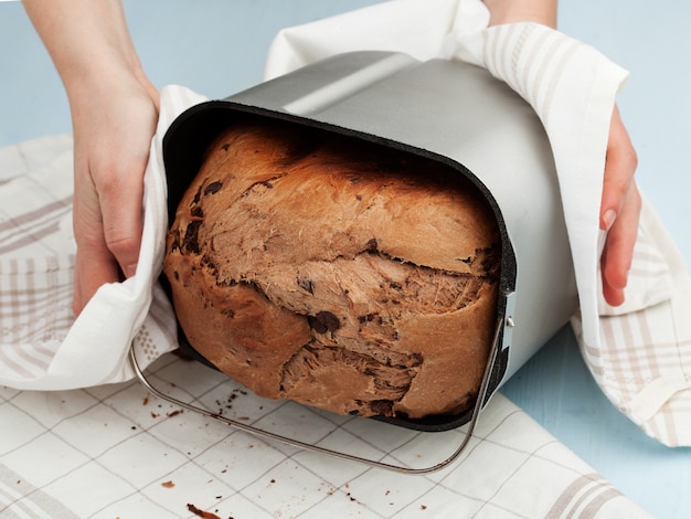 Le mani della donna che tolgono il pane dal panettiere