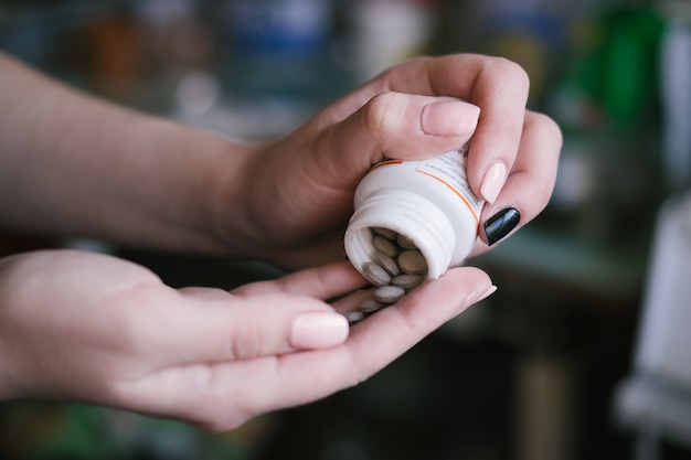 Le mani della donna con le pillole