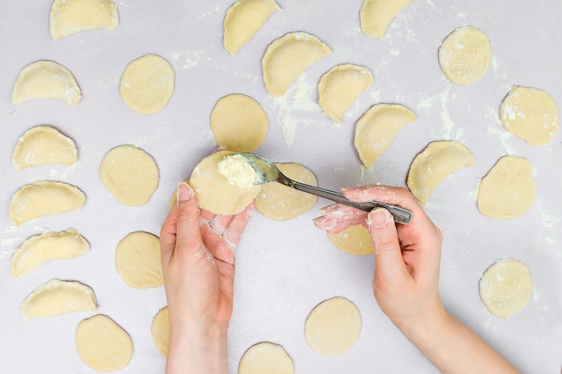 Le mani della donna fanno i ravioli