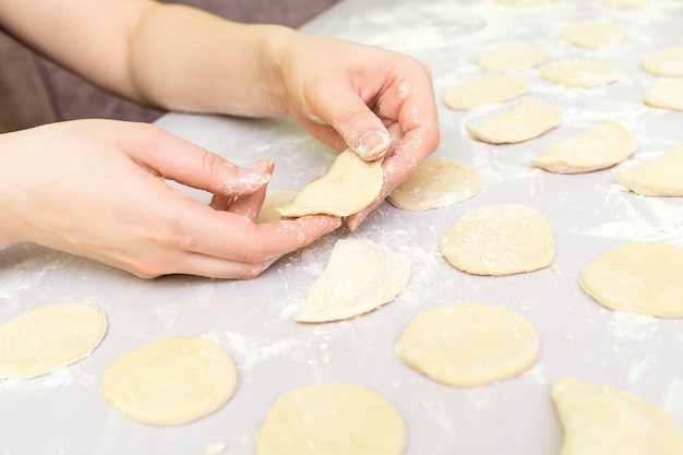 Le mani della donna fanno i ravioli