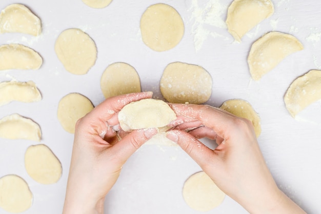 Le mani della donna fanno i ravioli