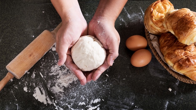 Le mani della donna impastano la pasta