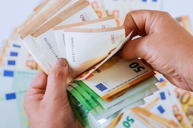 Le mani della donna stanno contando le banconote in euro