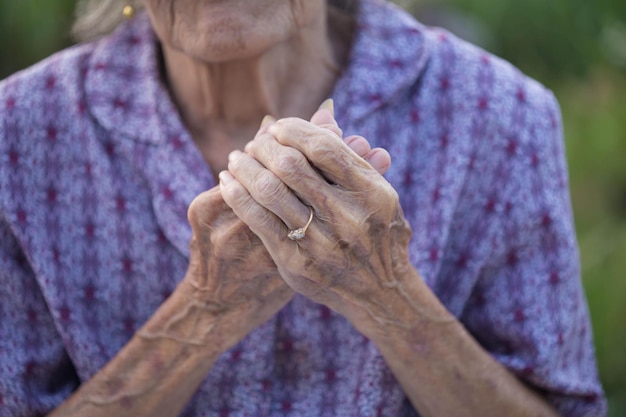 Le mani della vecchia