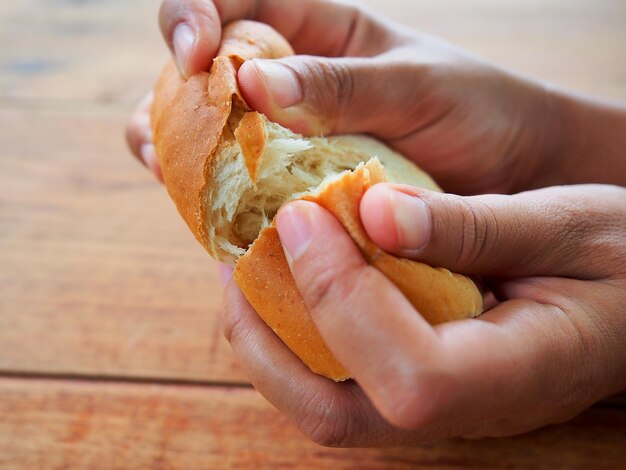 Le mani delle donne dividono il pane fatto in casa