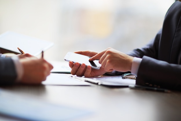 Le mani delle persone che lavorano con tablet e smartphone. Tecnologia.