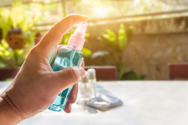 Le mani delle persone vengono trattenute dalla bottiglia della pompa applicando gel di alcool o sapone antibatterico per rendere le mani pulite e eliminare germi, batteri