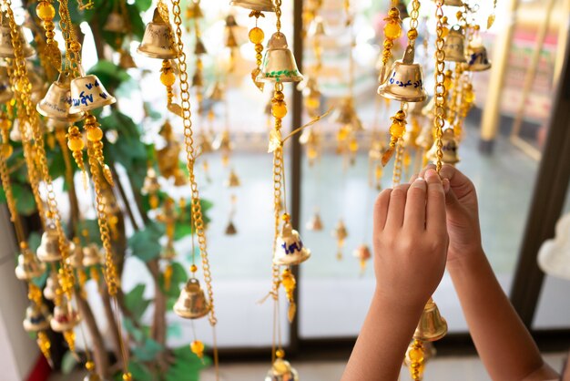 Le mani delle ragazze sono dorate