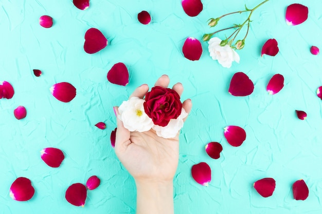 Le mani di bellezza con i fiori di trucco