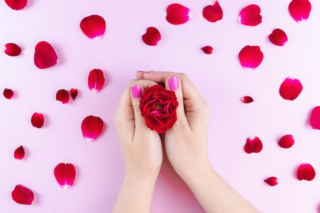 Le mani di bellezza con i fiori di trucco