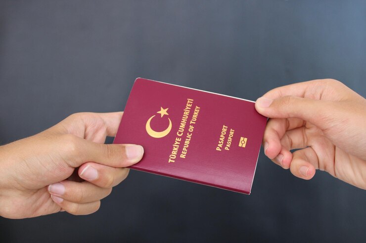 Le mani di due uomini in possesso di passaporti turchi. Acquisto di un passaporto per denaro.