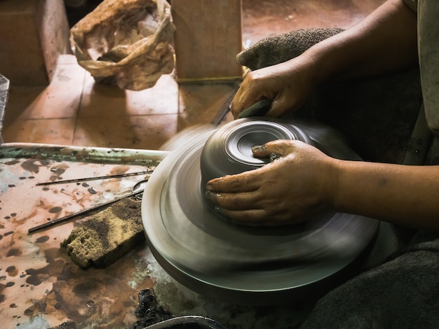 Le mani di Potter modellano l&#39;argilla morbida per creare un vaso di terracotta