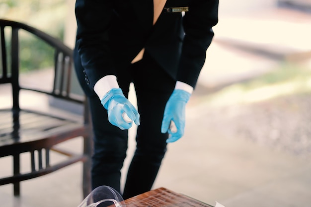 Le mani di un uomo che indossa guanti blu che si preparano per un evento