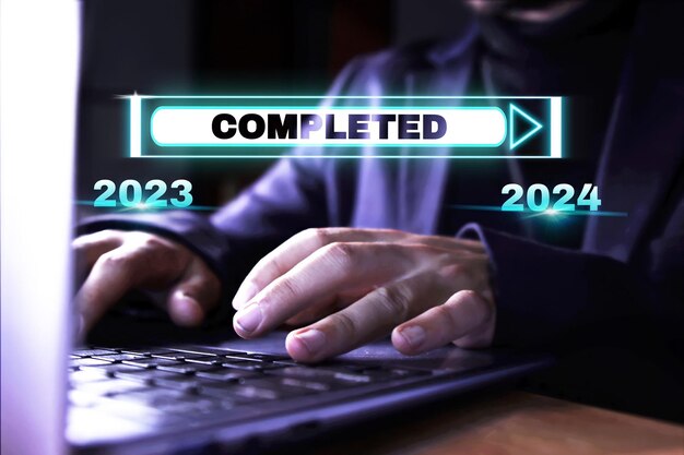 Le mani di un uomo d'affari che usano il computer con un grafico digitale dell'anno 2023 completato