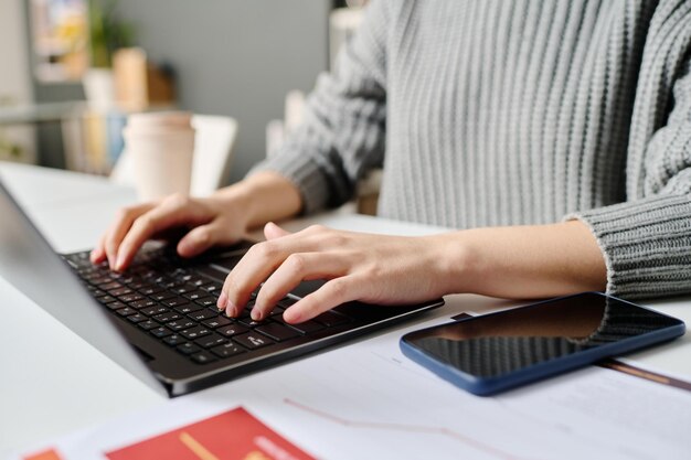 Le mani di una giovane donna che lavora al computer