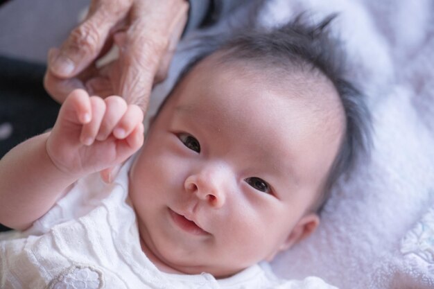 Le mani e il bambino della nonna