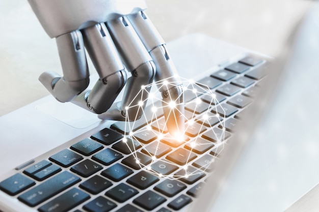 Le mani e le dita del robot indicano il concetto robotico di intelligenza artificiale di chatbot del consulente del bottone del computer portatile della tecnologia