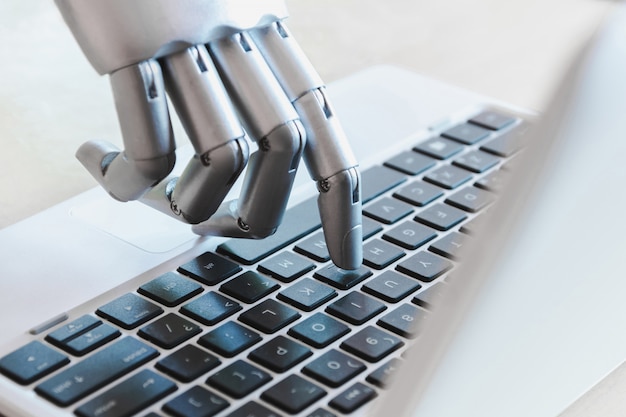 Le mani e le dita del robot indicano il concetto robotizzato di intelligenza artificiale del chatbot del computer portatile del consulente del bottone