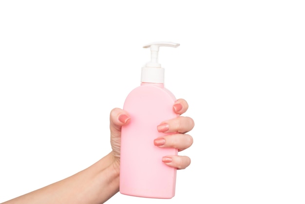 Le mani femminili tengono la bottiglia di sapone liquido con lo spazio della copia