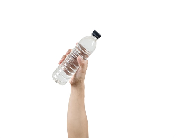 Le mani tengono la bottiglia d'acqua isolata bianca