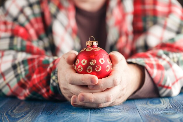 Le mani tengono la palla di cristmas