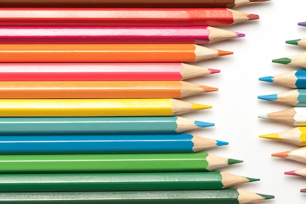 Le matite colorate giacciono in fila Una linea tracciata con punte di matita Set di pastelli per illustrazioni studio d'arte Pronti per la scuola