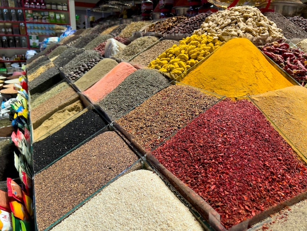 Le migliaia di spezie in una bancarella del bazar