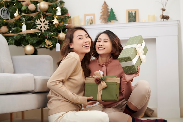 Le migliori amiche della giovane donna che festeggiano il Natale in casa