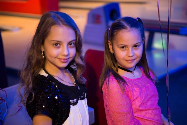 Le migliori amiche delle ragazze festeggiano il compleanno nel club di bowling Idee su come festeggiare il compleanno per gli adolescenti