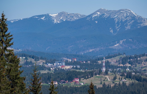 Le montagne dei Carpazi primaverili vedono l'Ucraina