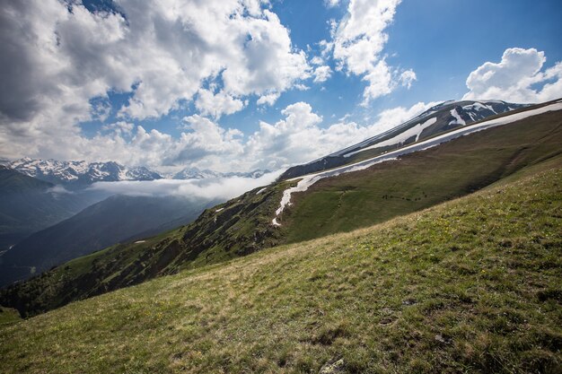 Le montagne del Caucaso tra le nuvole. Foto di alta qualità
