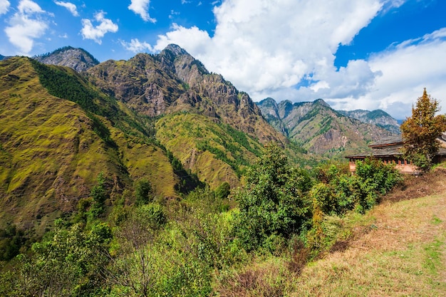 Le montagne dell'Himalaya abbelliscono la valle di Parvati