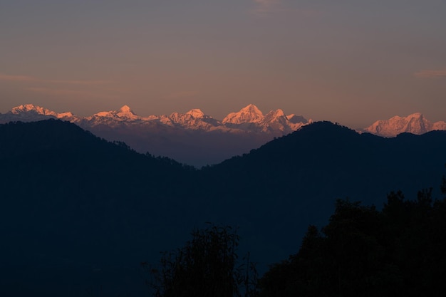 Le montagne dell'Himalaya sono illuminate al tramonto.