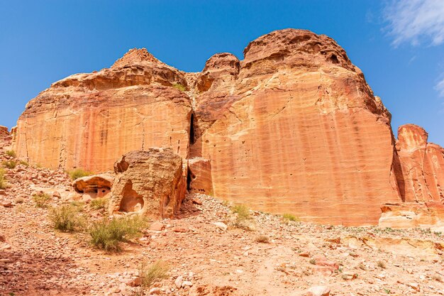 Le montagne della Giordania intorno al paesaggio diurno della città di Petra in una giornata luminosa e soleggiata