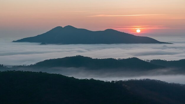 Le montagne di Bukhansan sono coperte dalla nebbia mattutina e l'alba nel parco nazionale di Bukhansan.