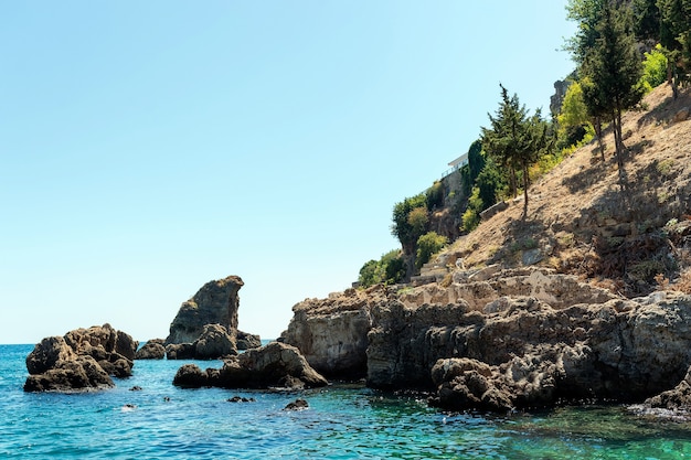 Le montagne e il paesaggio marino con cielo blu, bellissima natura