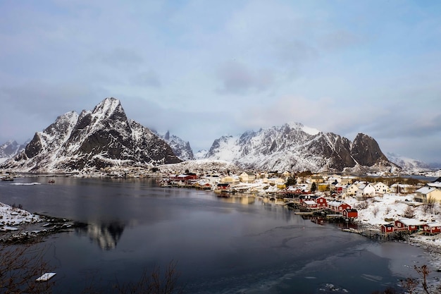 Le montagne e le capanne di pescatori nel villaggio di Reine nelle Isole Lofoten