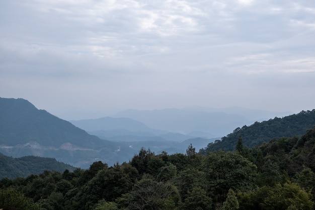 Le montagne in lontananza erano piene di nebbia